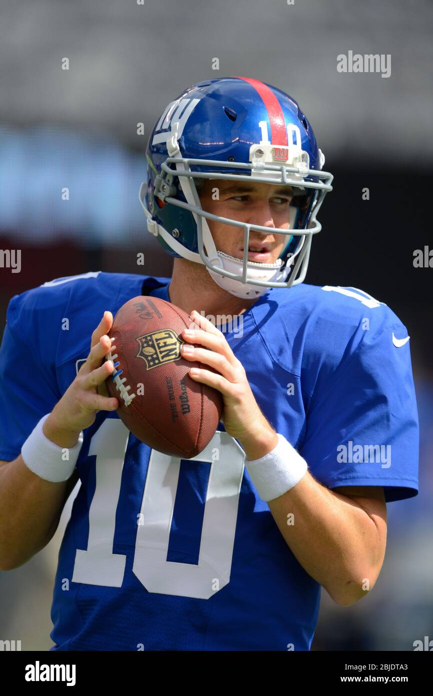 16. September 2012: New York Giants Quarterback Eli Manning (10) wärmt vor dem Start eines NFL NFC Matchup der Woche 2 zwischen den Tampa Bay Buccaneers Stockfoto