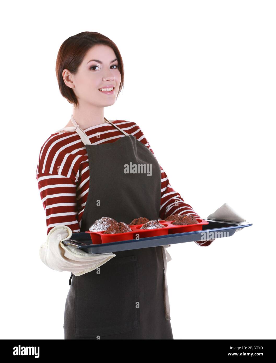 Junge Frau hält Backblech mit leckeren Schokolade Muffins auf weißem Hintergrund Stockfoto