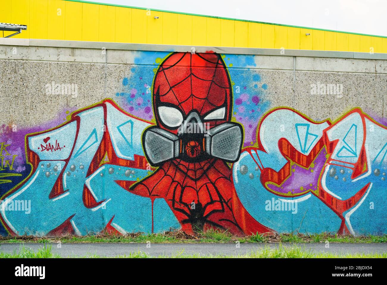 Hamm, 29. April 2020: Coronavirus Graffiti des Straßenkünstlers „Uzey“ zeigt Spiderman mit Schutzmaske an einer Wand in Hamm, Deutschland --- Hamm, 29.4.2020 - Corona-Kunst. Das Graffiti SPIDERMAN mit Atemmaske hat der Graffiti-Künstler Kai „Uzey“ Wohlgemuth an eine Wand in Hamm gestrüht. Stockfoto
