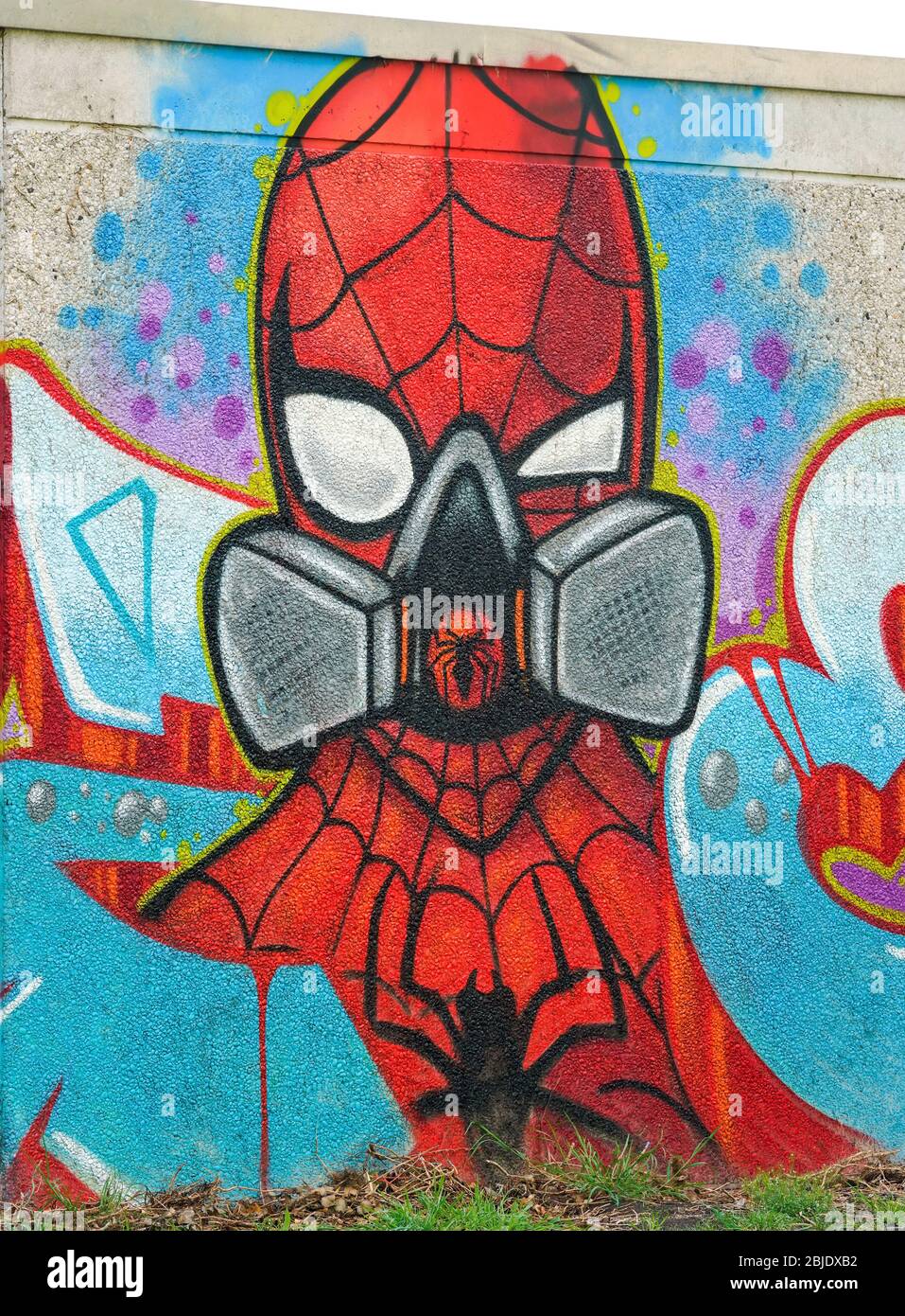 Hamm, 29. April 2020: Coronavirus Graffiti des Straßenkünstlers „Uzey“ zeigt Spiderman mit Schutzmaske an einer Wand in Hamm, Deutschland --- Hamm, 29.4.2020 - Corona-Kunst. Das Graffiti SPIDERMAN mit Atemmaske hat der Graffiti-Künstler Kai „Uzey“ Wohlgemuth an eine Wand in Hamm gestrüht. Stockfoto