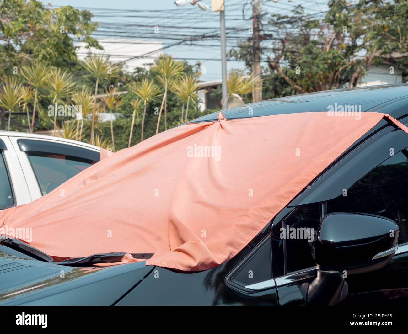 Rotes Gewebe auf Auto-Frontscheibe für Hitzeschutz vor Sonnenschein  bedeckt. Auto Sonnenschutz Frontscheibe Sonnenschutz einfachen Stil  Stockfotografie - Alamy
