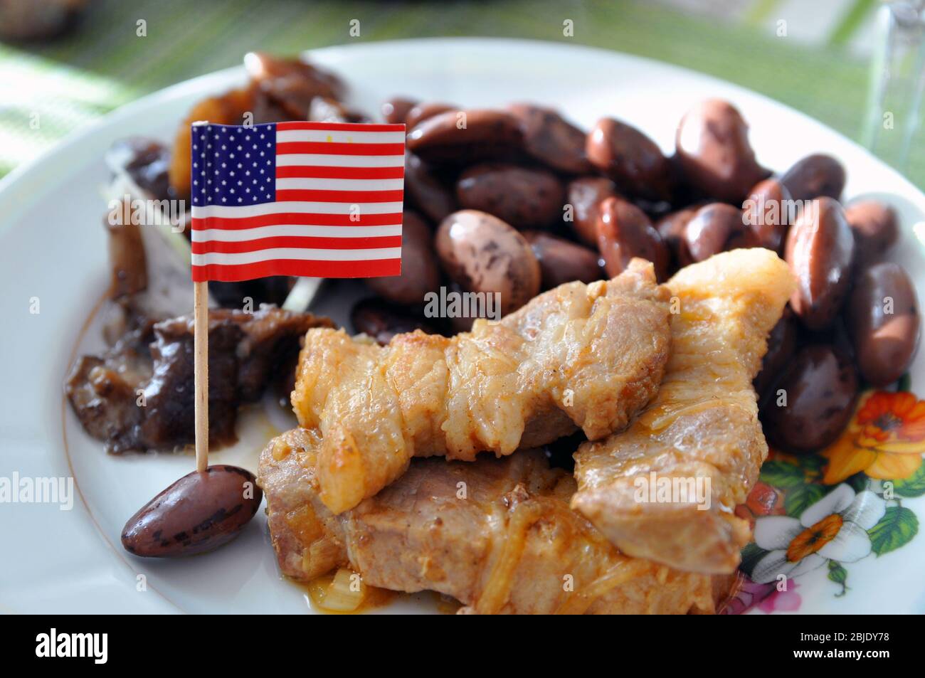Hausgemachter Memorial Day. Ein Gericht mit Fleisch und gekochten Bohnen auf dem heimischen Tisch. USA. Stockfoto