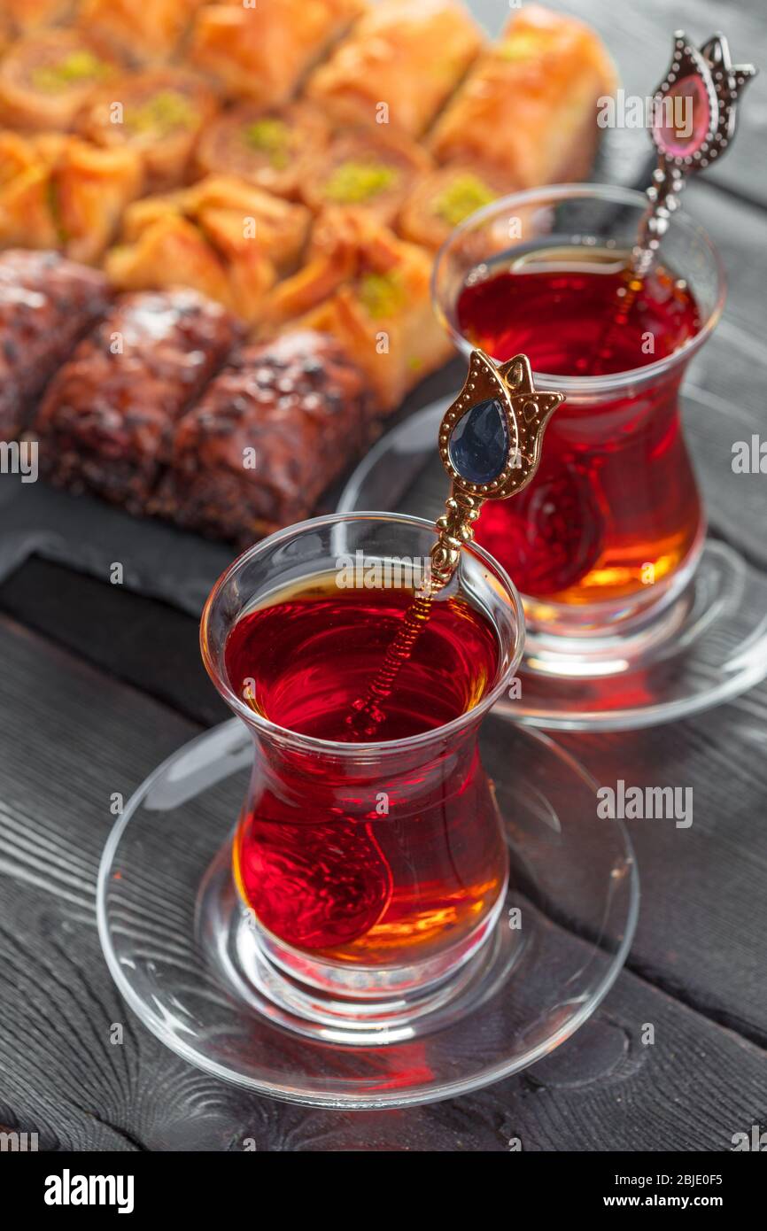 Türkischer Tee in traditionellem Glas. Nahaufnahme. Stockfoto
