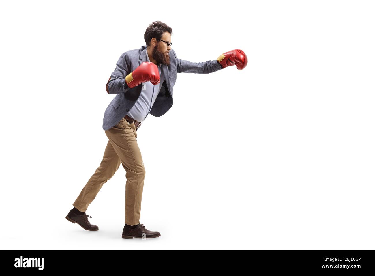 Mann in formellen Kleidung Boxen mit Handschuhen isoliert auf weißem Hintergrund Stockfoto