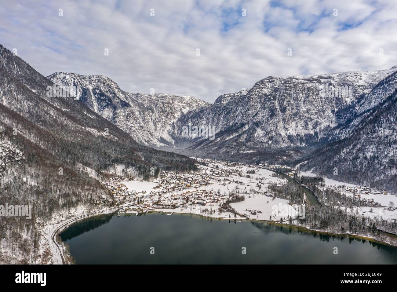 Luftdrohnenaufnahme des Dorfes Obertraun im Schneetal am Hallstätter See in Österreich im Winter Stockfoto