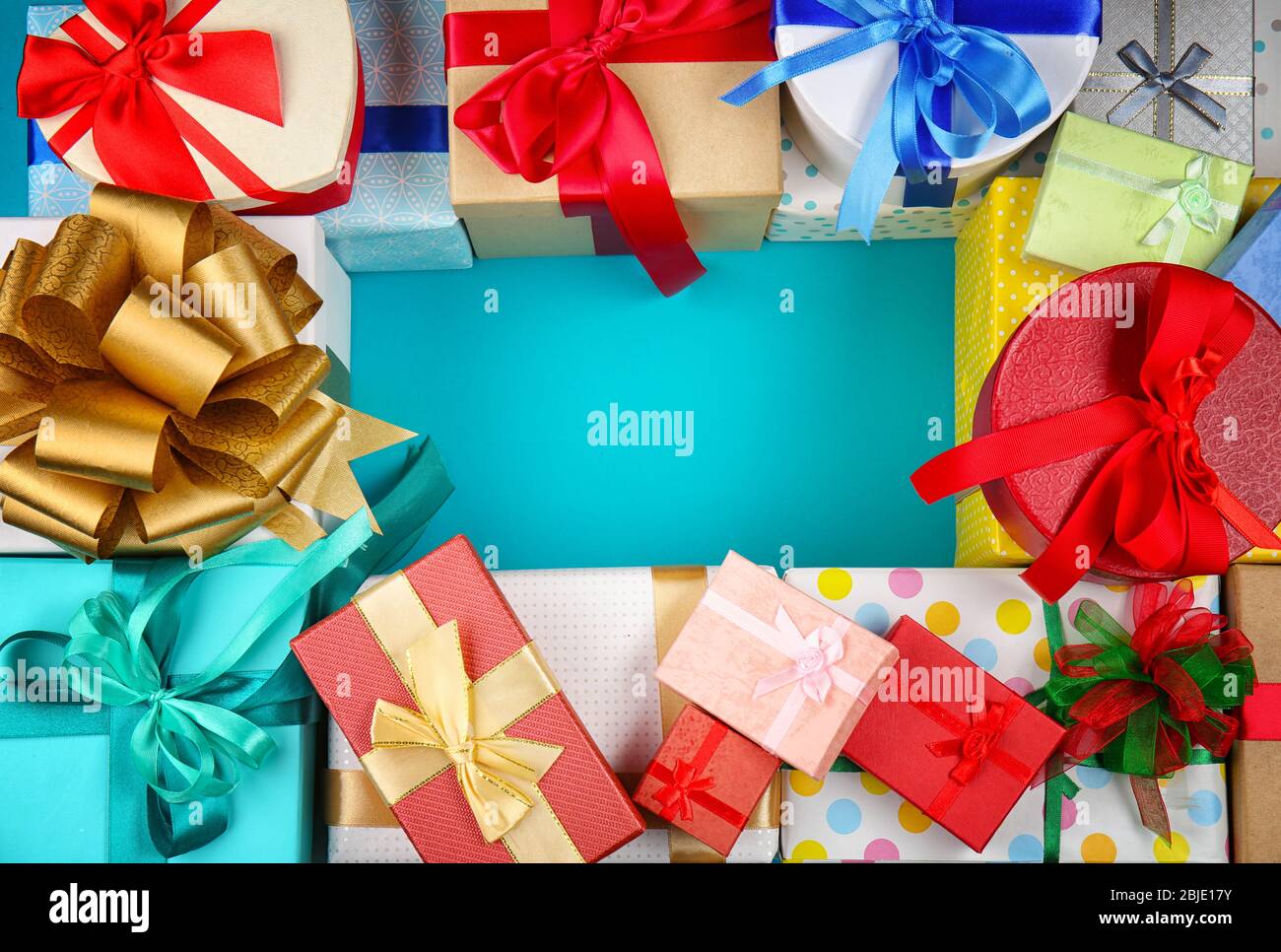 Set von Geschenkschachteln auf farbigen Hintergrund Stockfoto