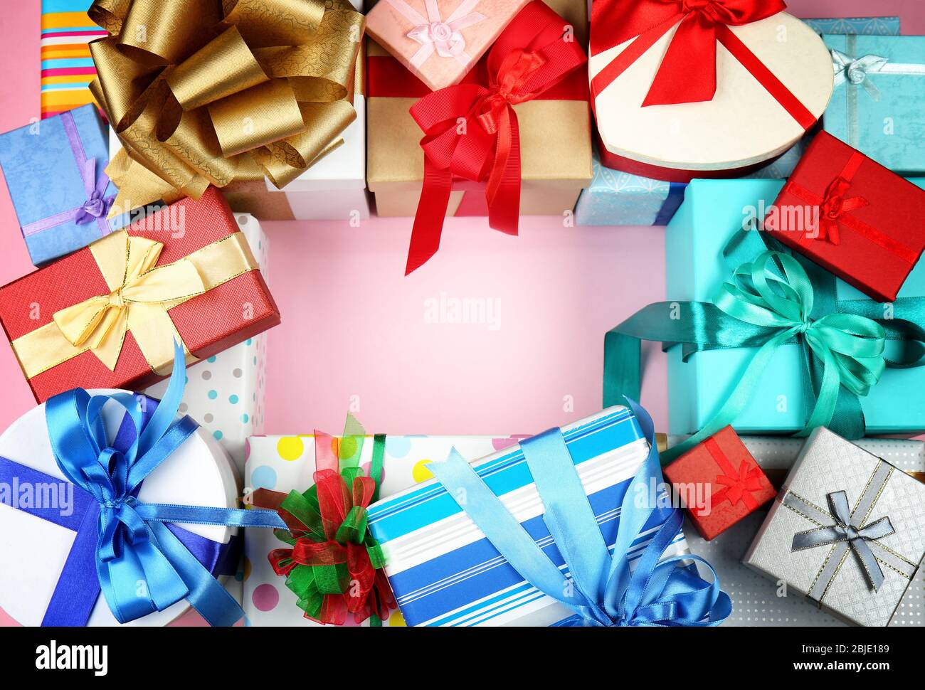 Set von Geschenkschachteln auf farbigen Hintergrund Stockfoto