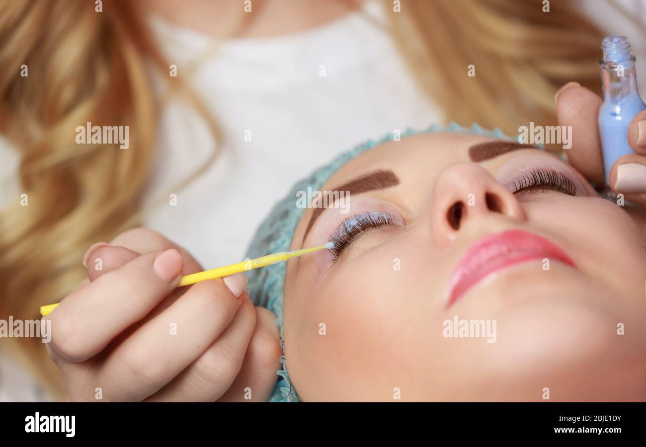 Frau auf kosmetischen Verfahren im Salon Stockfoto