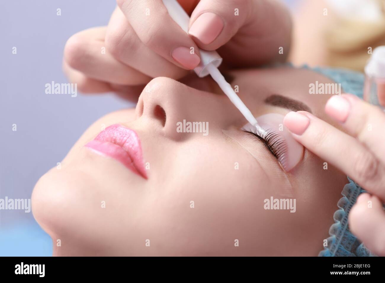 Frau auf kosmetischen Verfahren im Salon Stockfoto