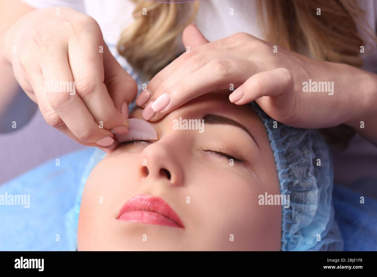 Frau auf kosmetischen Verfahren im Salon Stockfoto
