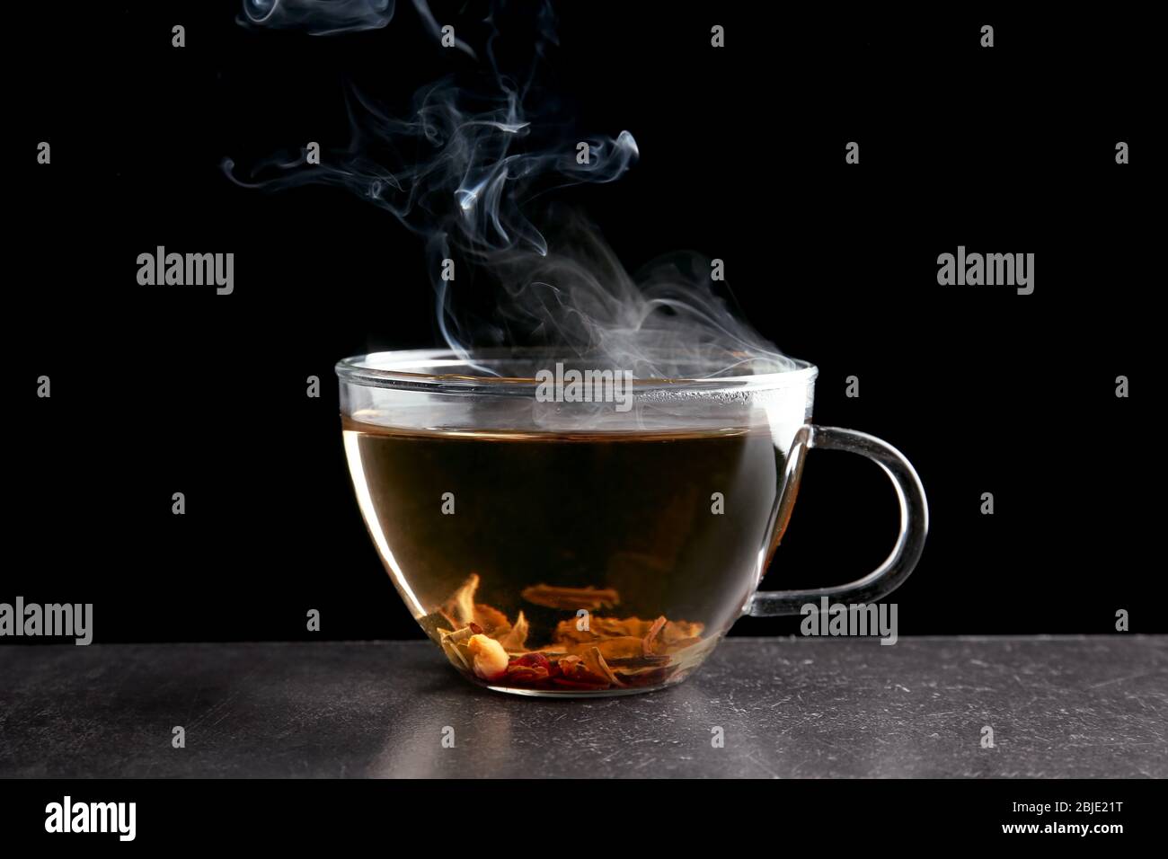 Tasse Tee auf dunklem Hintergrund Stockfoto