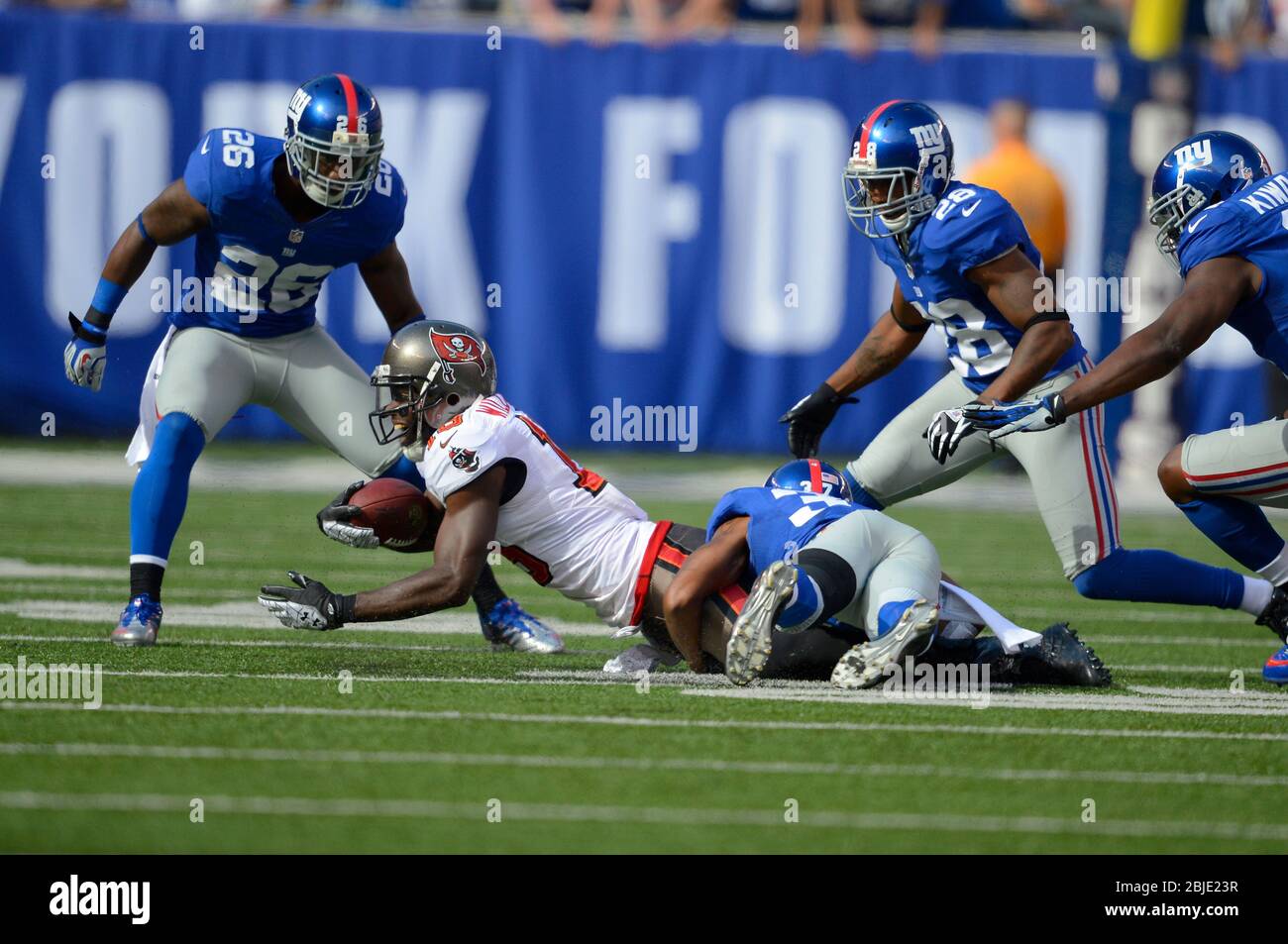 16. September 2012: Der Tampa Bay Buccaneers Wide Receiver Mike Williams (19) wird von New York Giants-Rückspieler Michael Coe (37) während einer Woche 2 NFL in Angriff genommen Stockfoto