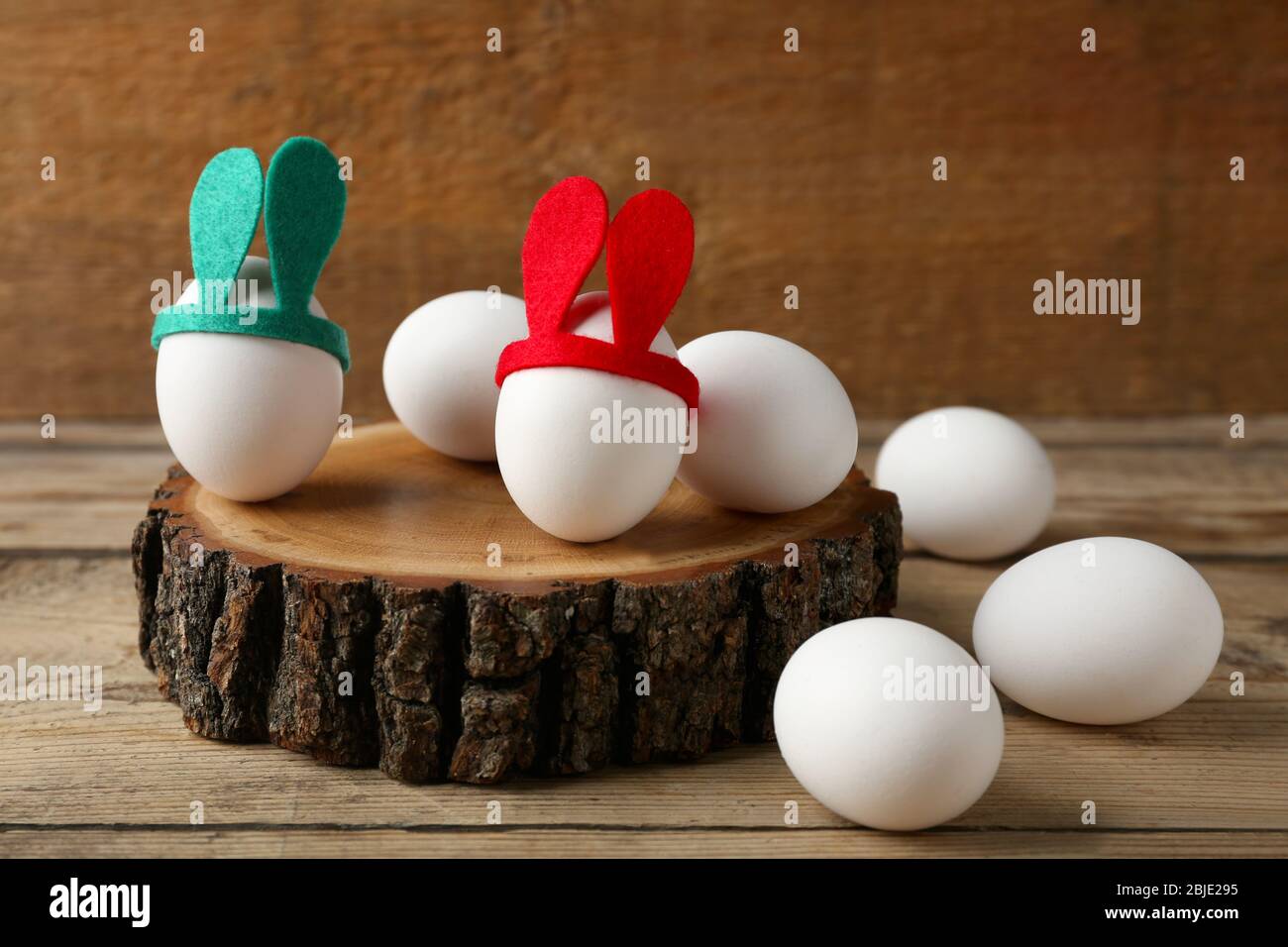 Ostereier mit witzigem Dekor auf Holztisch Stockfoto