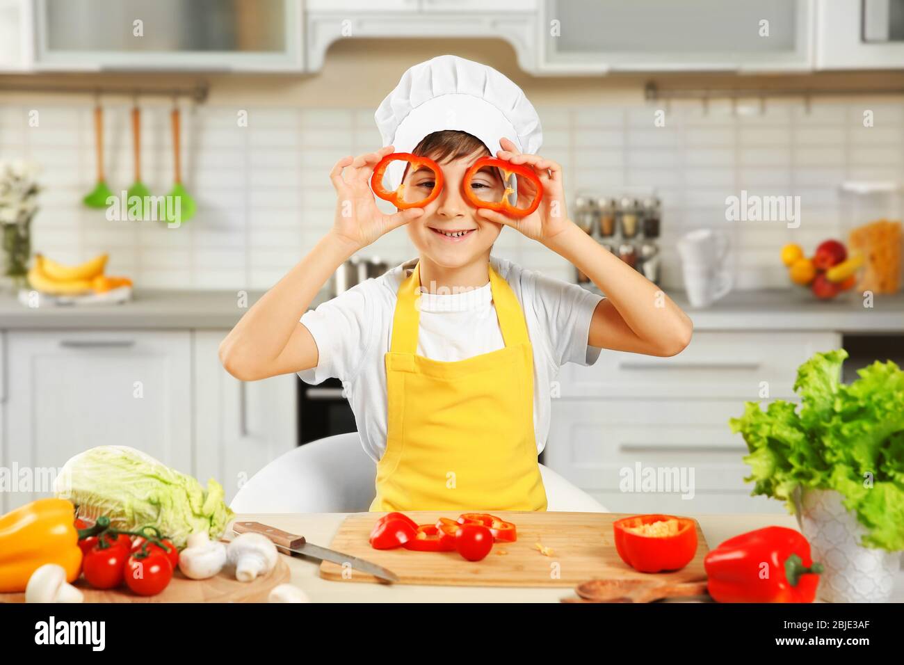 Cute boy Kochen in der Küche zu Hause. Stockfoto