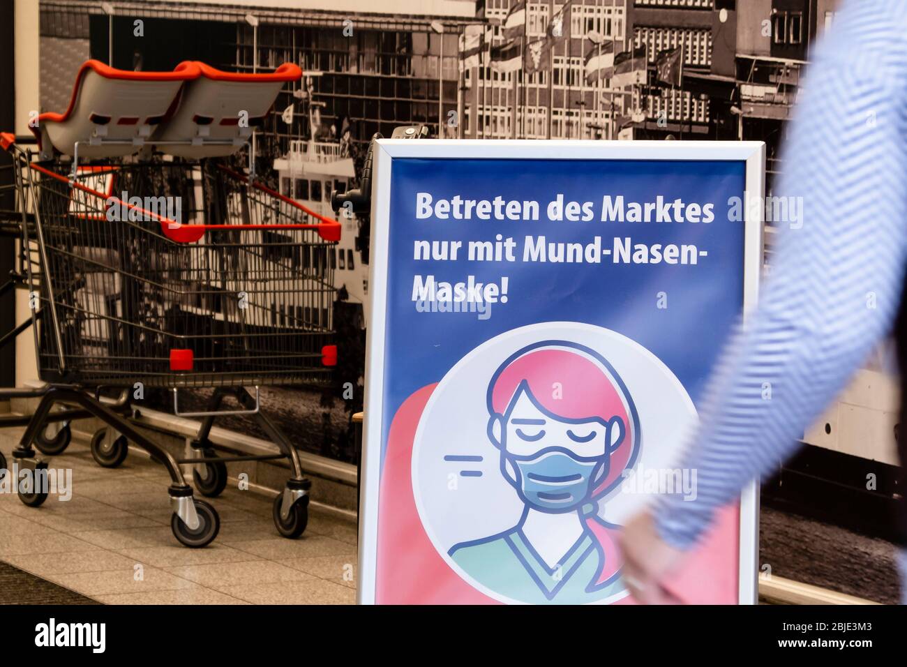 Kiel, Deutschland. April 2020. Am Eingang eines Supermarktes befindet sich ein Schild mit der Aufschrift "Entreten des Marktes nur mit Mund-Nasen-Maske". Seit dem 29. April 2020 gilt in Schleswig-Holstein auch die Pflicht, eine Maske zu tragen, für den Einkauf. Quelle: Frank Molter/dpa/Alamy Live News Stockfoto