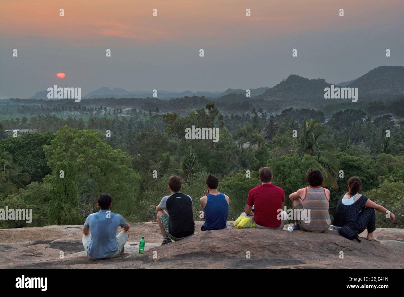 Touristen beobachten Sonnenuntergang am Hemakuta Hügel hampi karnataka Stockfoto