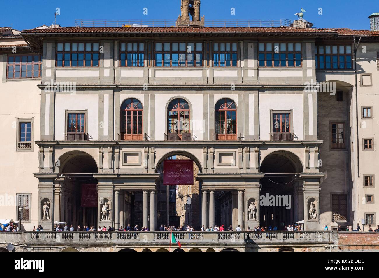 FLORENZ, ITALIEN - 14. APRIL 2013: Die Südseite des Museums Uffizien am Ende des Platzes bekannt als Strada delle Magistrature. Flor Stockfoto