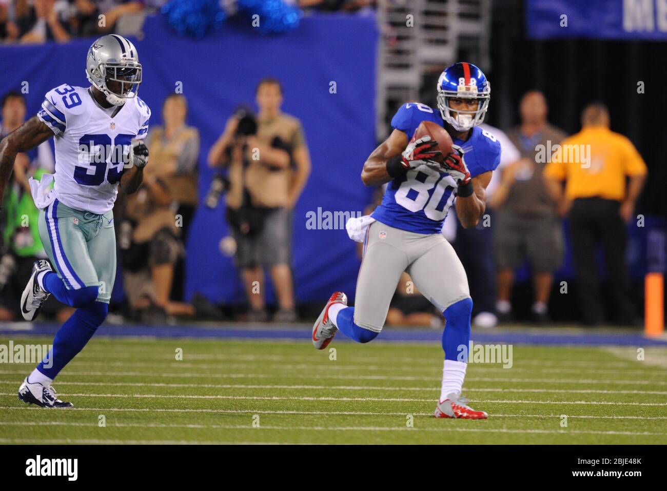 05. September 2012: New York Giants Wide Receiver Victor Cruz (80) macht einen Fang für 39 Yards während einer Woche 1 NFL Matchup zwischen den Dallas Cowboys an Stockfoto