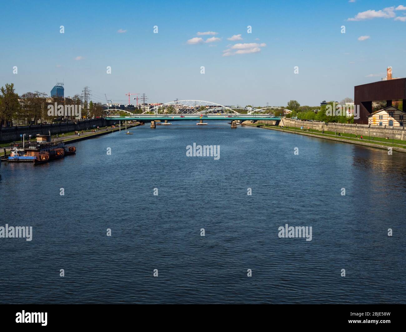 Krakau/Polen - 27/04/2020. Blick über die Weichsel und die Brücke vom Bernatka-Steg. Stockfoto