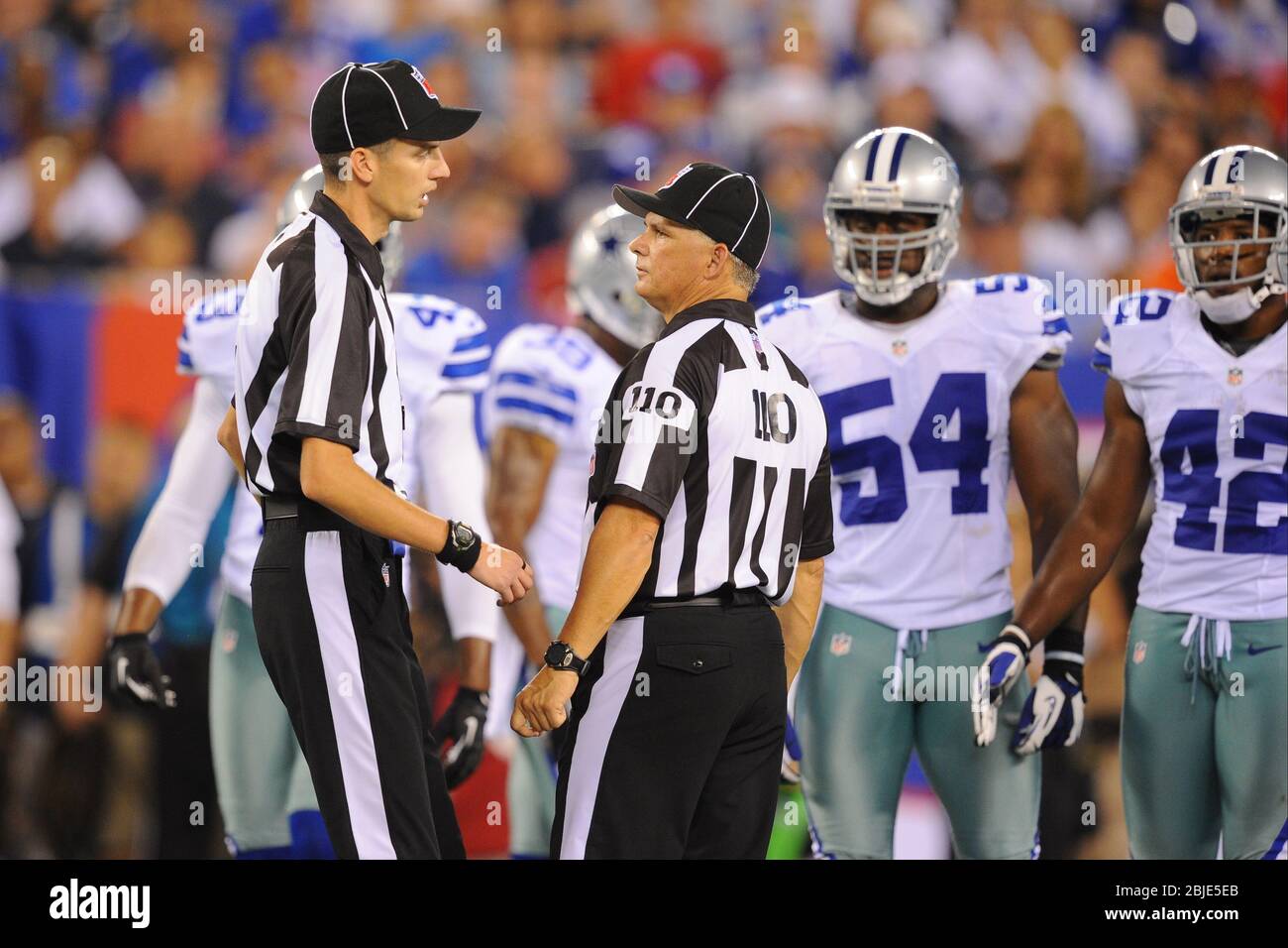 05. September 2012: Zurück Richter Larry Babcock (6) spricht mit Side Richter Brian Stropolo (110) während einer Woche 1 NFL Matchup zwischen den Dallas Cowboys und Stockfoto