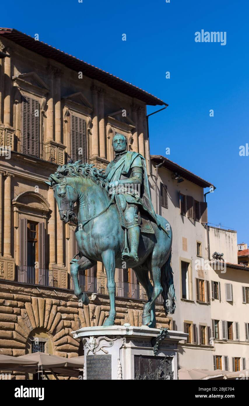 Reiterstatue von Cosimo I de' Medici auf der Piazza della Signoria vor dem Palazzo Vecchio. Florenz, Toskana, Italien. Stockfoto