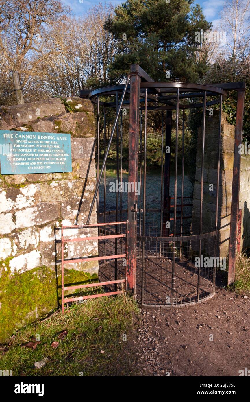 Das Cannon Kissing Gate auf dem Chatsworth Estate im Peak District National Park, England, Großbritannien Stockfoto