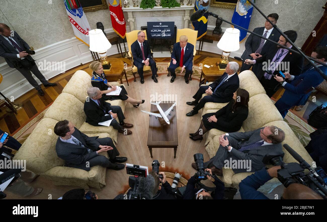 Washington, Usa. April 2020. Präsident Donald Trump und Louisiana Gouverneur John Bel Edwards treffen sich am Mittwoch, den 29. April 2020, im Oval Office des Weißen Hauses in Washington, DC. Pool Foto von Doug Mills/UPI Credit: UPI/Alamy Live News Stockfoto
