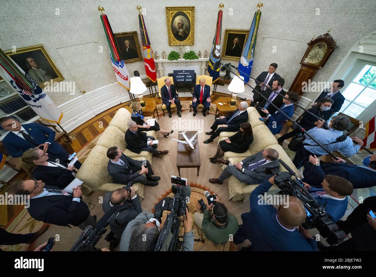 Washington, Usa. April 2020. Präsident Donald Trump und Louisiana Gouverneur John Bel Edwards treffen sich am Mittwoch, den 29. April 2020, im Oval Office des Weißen Hauses in Washington, DC. Pool Foto von Doug Mills/UPI Credit: UPI/Alamy Live News Stockfoto