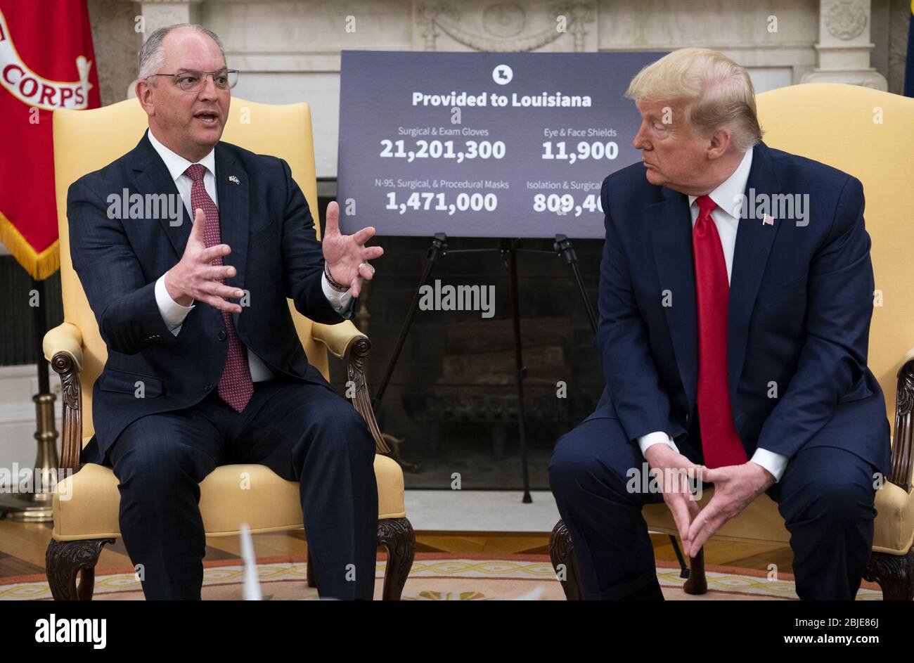 Washington, Usa. April 2020. Präsident Donald Trump und Louisiana Gouverneur John Bel Edwards treffen sich am Mittwoch, den 29. April 2020, im Oval Office des Weißen Hauses in Washington, DC. Pool Foto von Doug Mills/UPI Credit: UPI/Alamy Live News Stockfoto