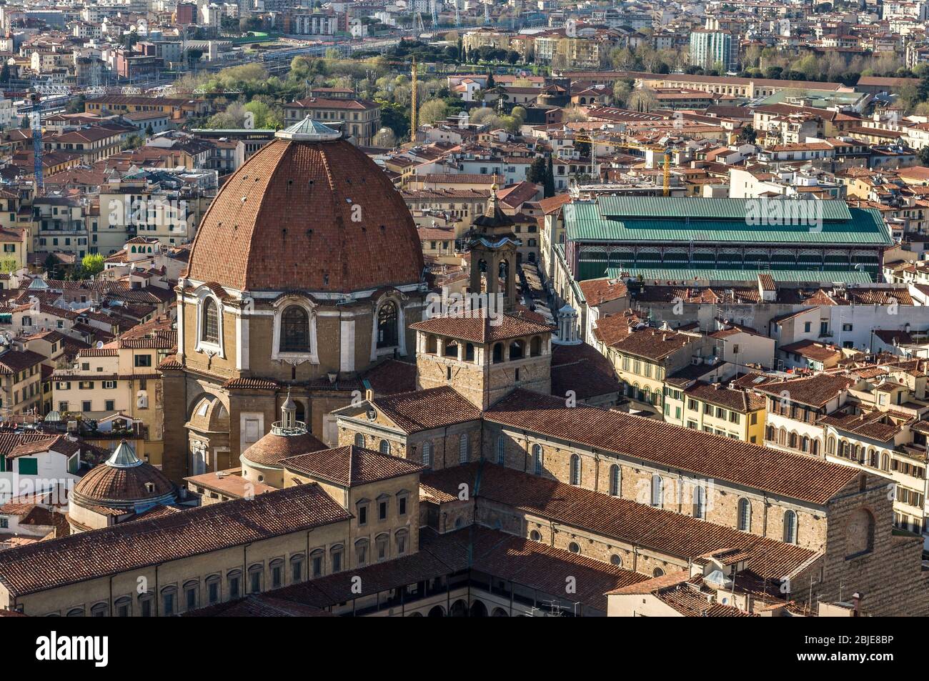 Die Kuppel der Cappella dei Principi dominiert den architektonischen Komplex von San Lorenzo (Medici-Kapellen). Luftaufnahme vom Campanile von Giotto. Florenz, Stockfoto