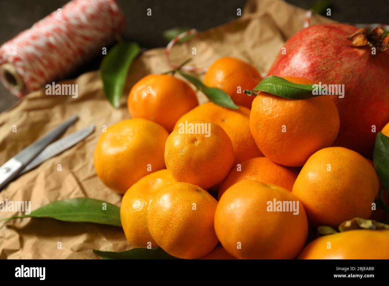 Set mit Mandarinen und Saftfrüchten auf Geschenkpapier Stockfoto