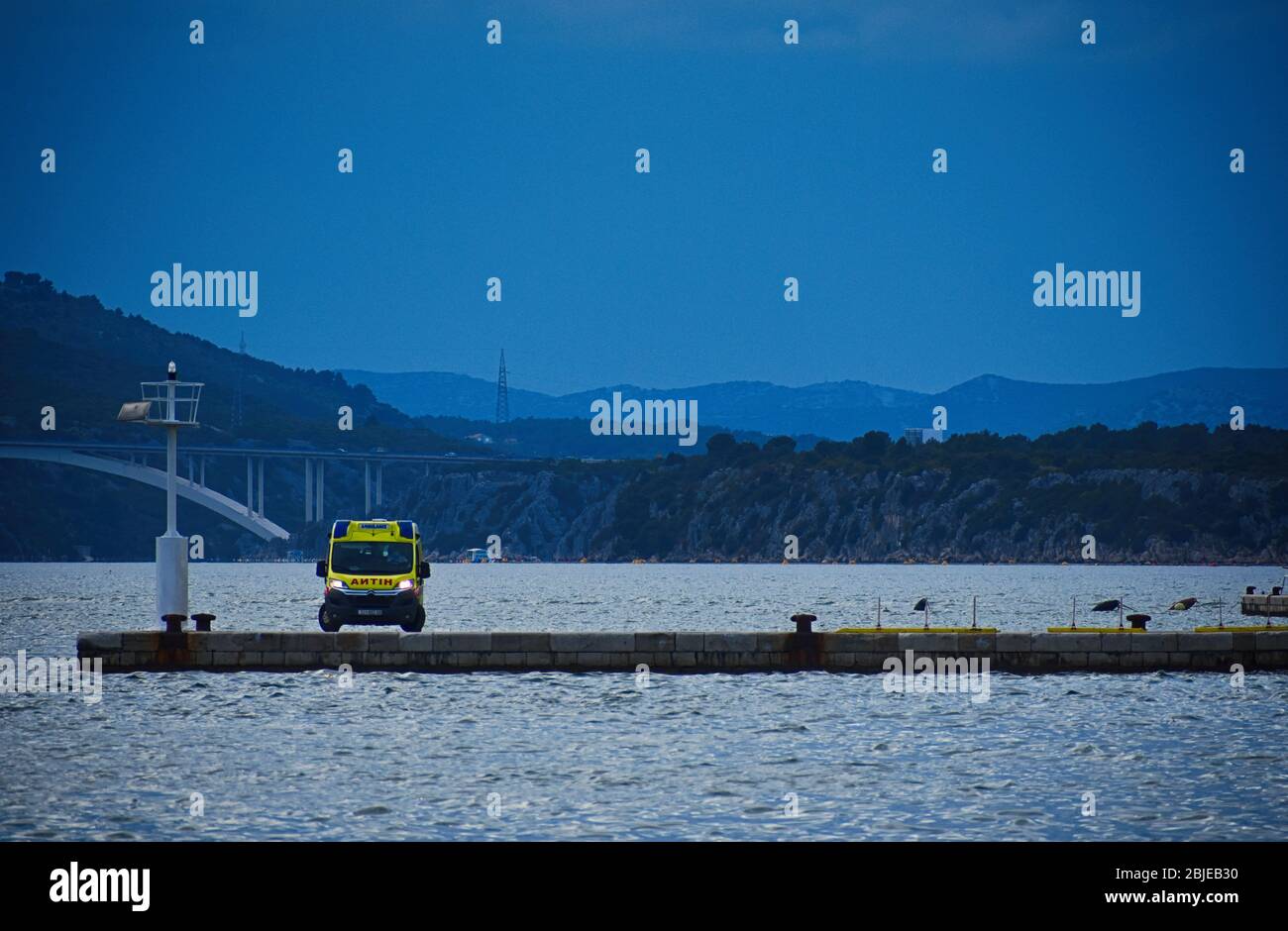 Notbus wartet auf SAR Boot Šibenik Kroatien Stockfoto