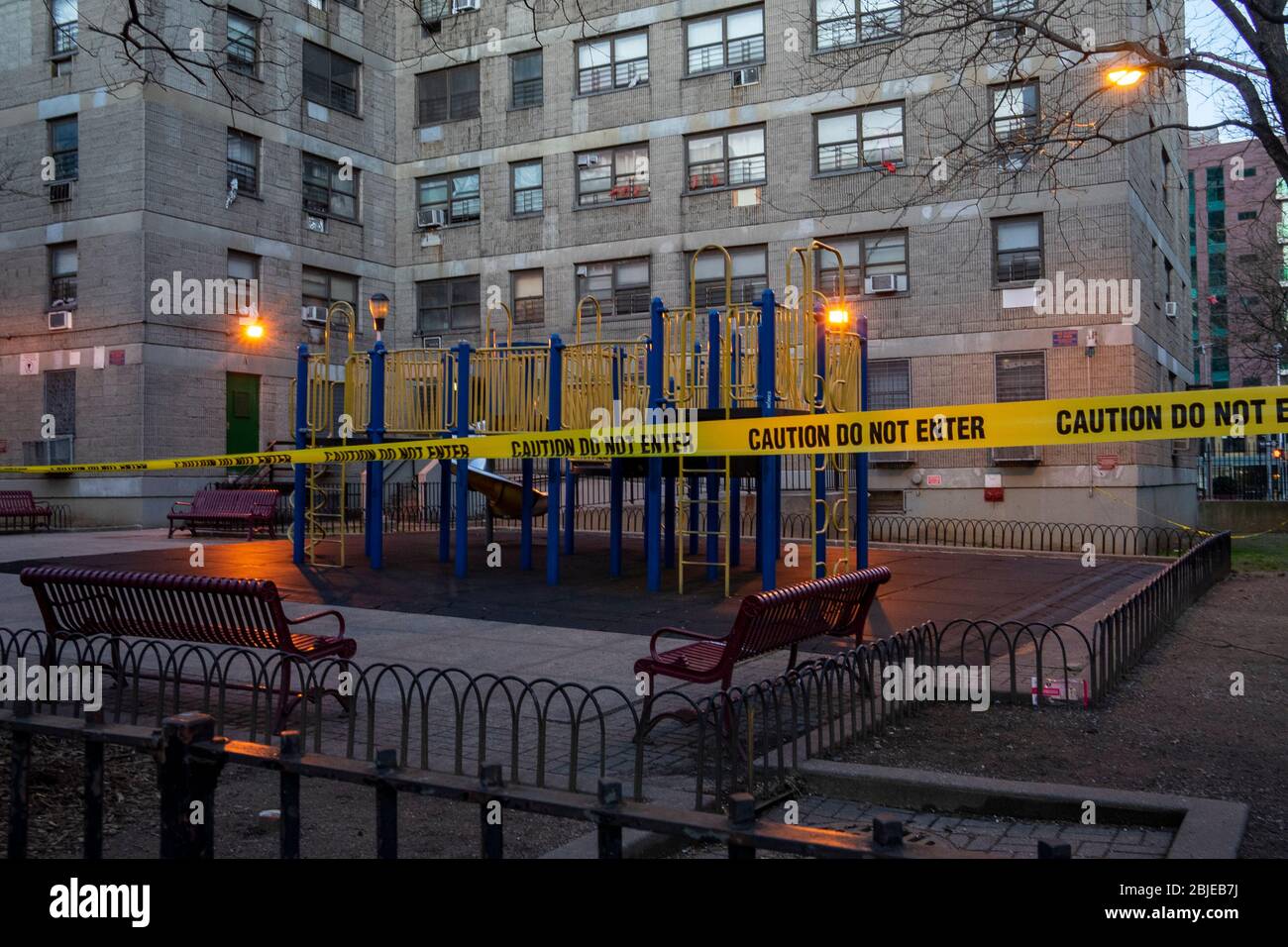 Wohnprojekt und geschlossener Spielplatz, Lower East Side, New York, 9. April 2020 Stockfoto