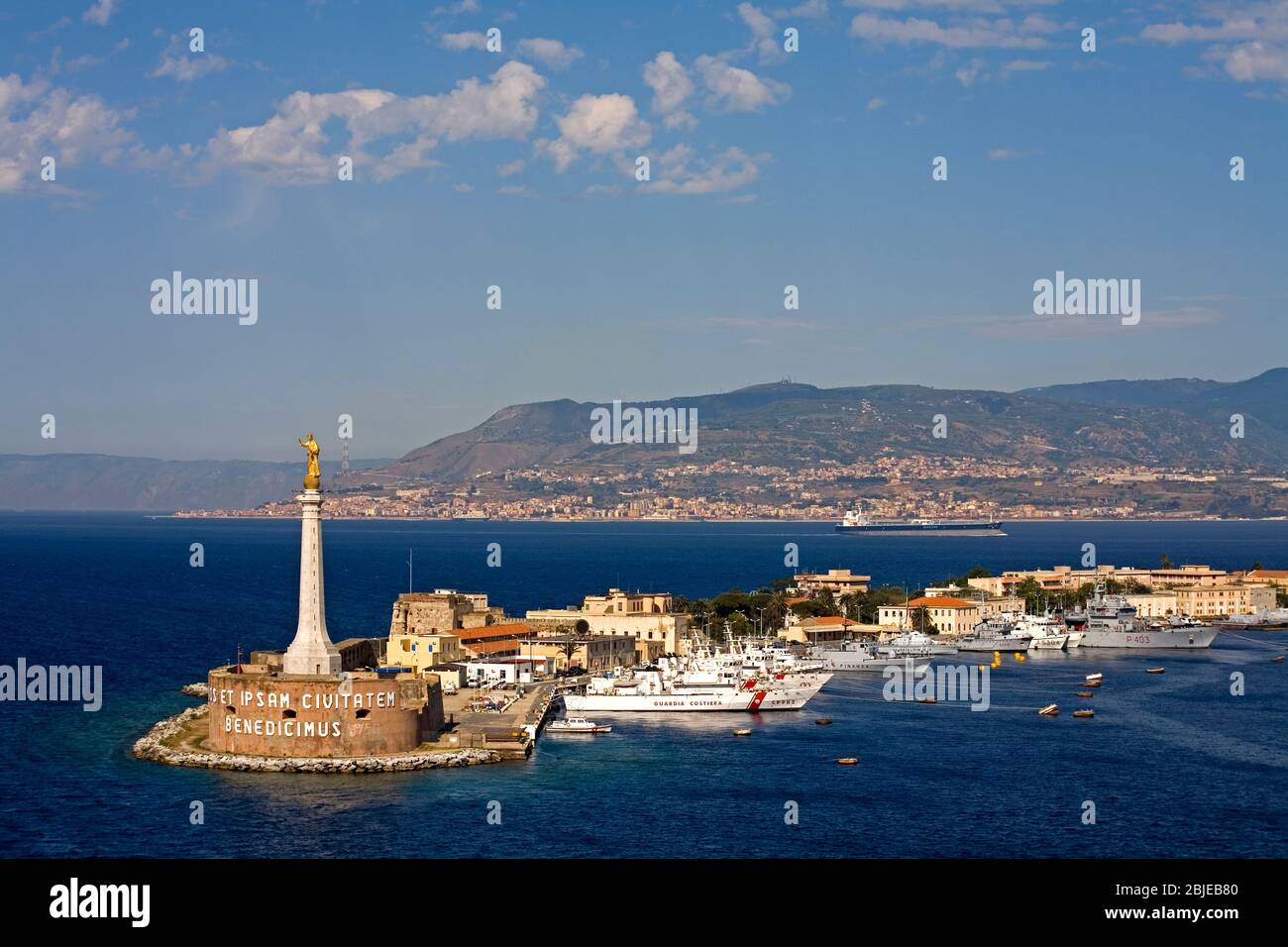 Madonnina del Porto Statue & Küstenwache Station, Hafen von Messina, Insel Sizilien, Italien Stockfoto