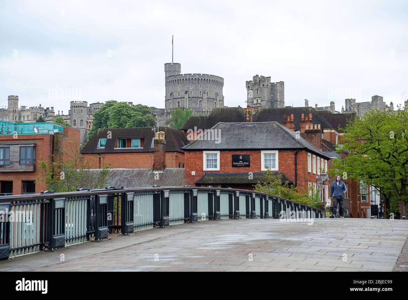 Windsor, Berkshire, Großbritannien. April 2020. Windsor Bridge hat seit vielen Jahren Sitzbänke auf ihm, so dass die Menschen einen Platz haben und die Themse sehen können. Die Bänke wurden kürzlich auf der Brücke abgeklebt, um die Leute während der Coronavirus Pandemic Lockdown auf ihnen zu sitzen zu stoppen, aber jetzt sind die Bänke vollständig entfernt worden. Kredit: Maureen McLean/Alamy Stockfoto