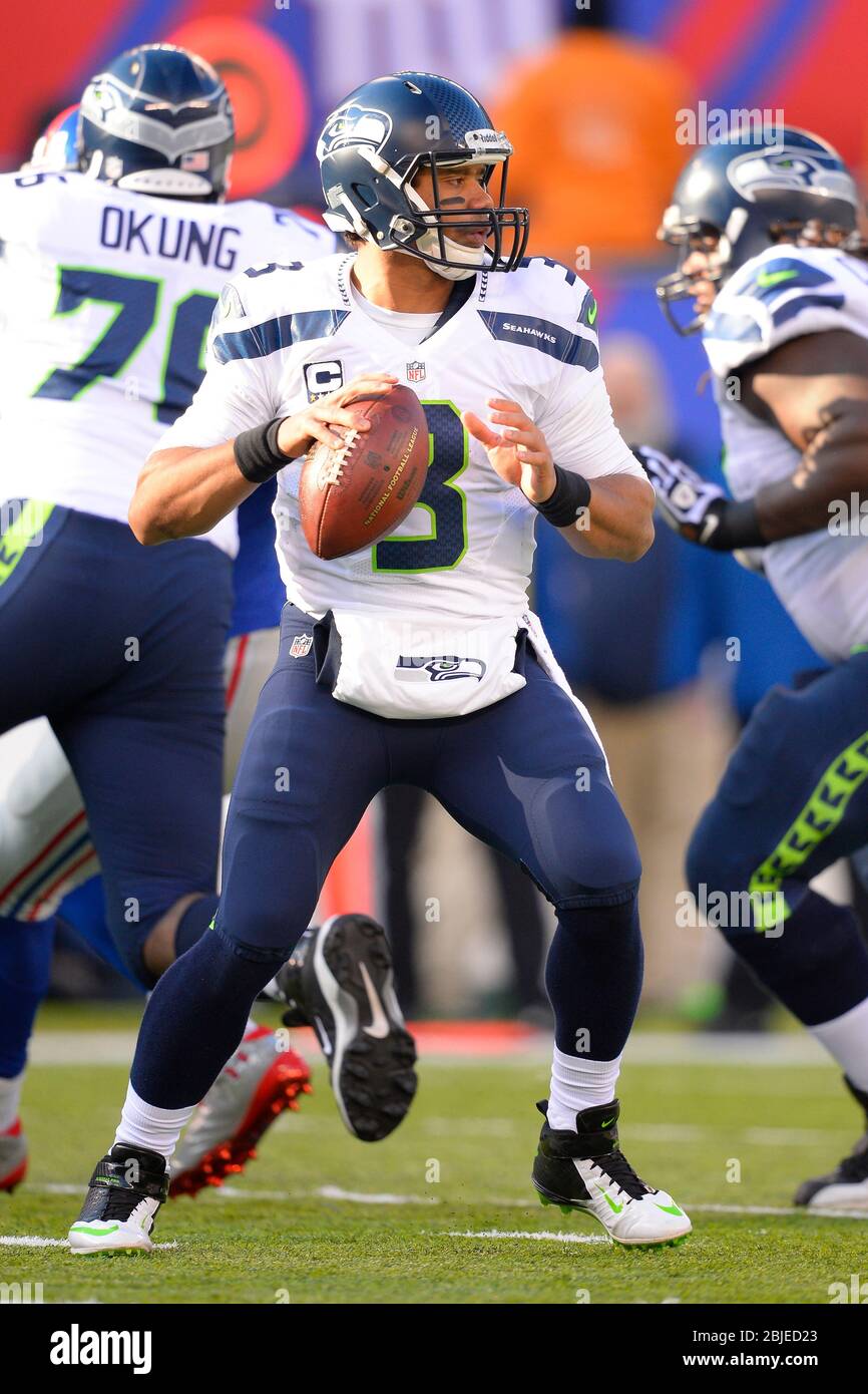 15. Dezember 2013: Seattle Seahawks Quarterback Russell Wilson (3) fällt zurück, um während der ersten Hälfte eines NFL-Spiels zwischen den Seattle Seahawks zu passieren Stockfoto