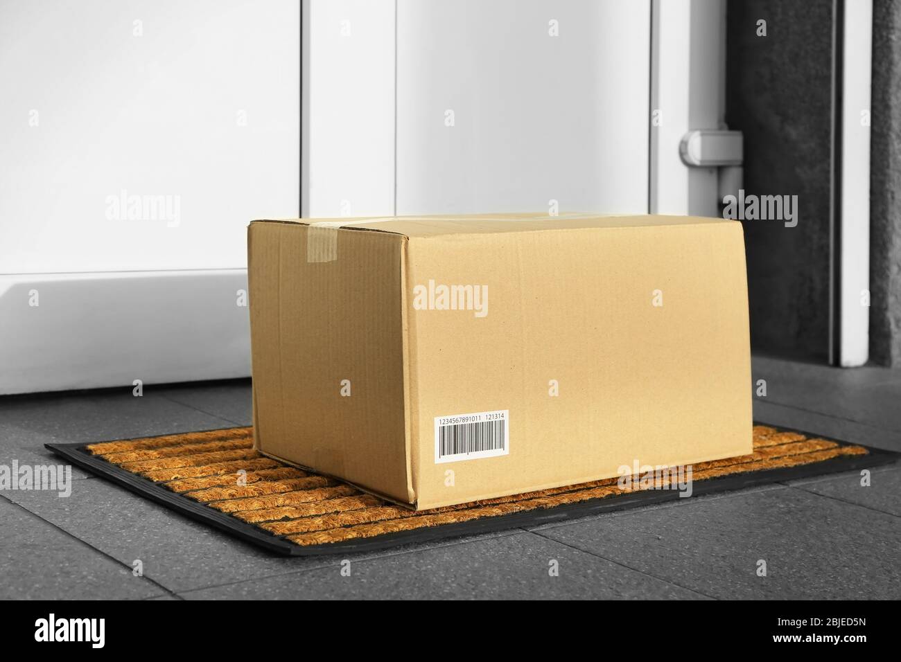 Box auf türstufe -Fotos und -Bildmaterial in hoher Auflösung – Alamy