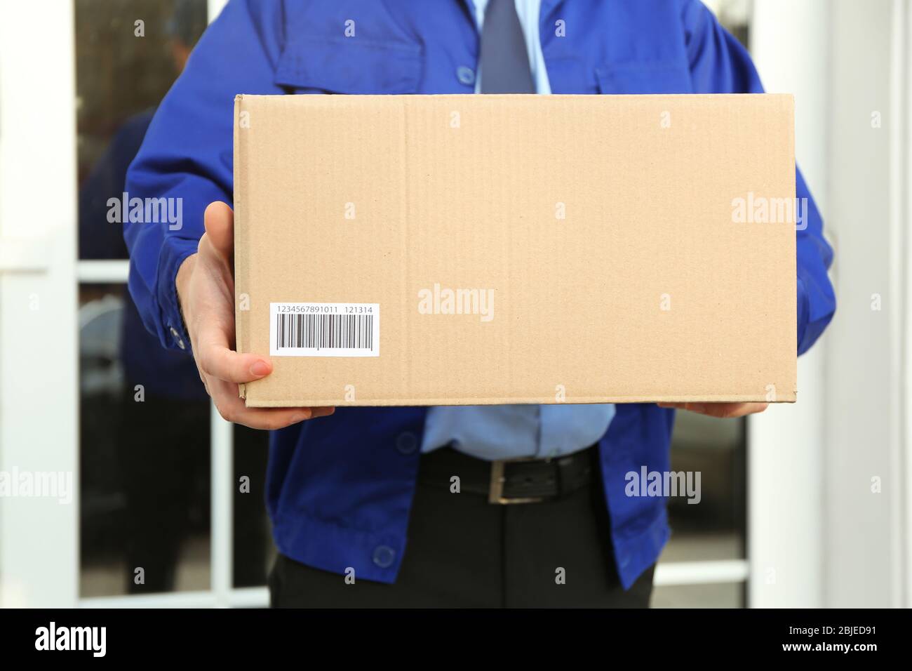 Paket vor der haustür -Fotos und -Bildmaterial in hoher Auflösung – Alamy