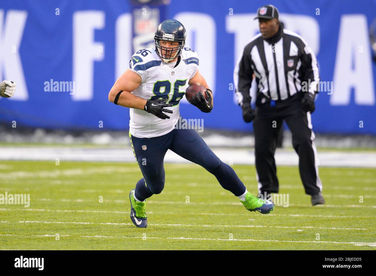 15. Dezember 2013: Seattle Seahawks Tight End Zach Miller (86) trägt den Ball während der zweiten Hälfte eines NFL-Spiels zwischen den Seattle Seahawks und Stockfoto