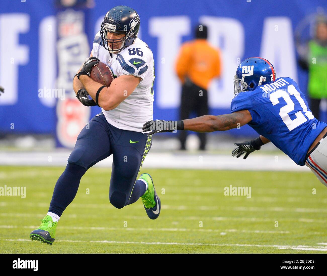 15. Dezember 2013: Seattle Seahawks Tight End Zach Miller (86) trägt den Ball aus dem Tauchen New York Giants freie Sicherheit Ryan Mundy (21) während der Stockfoto