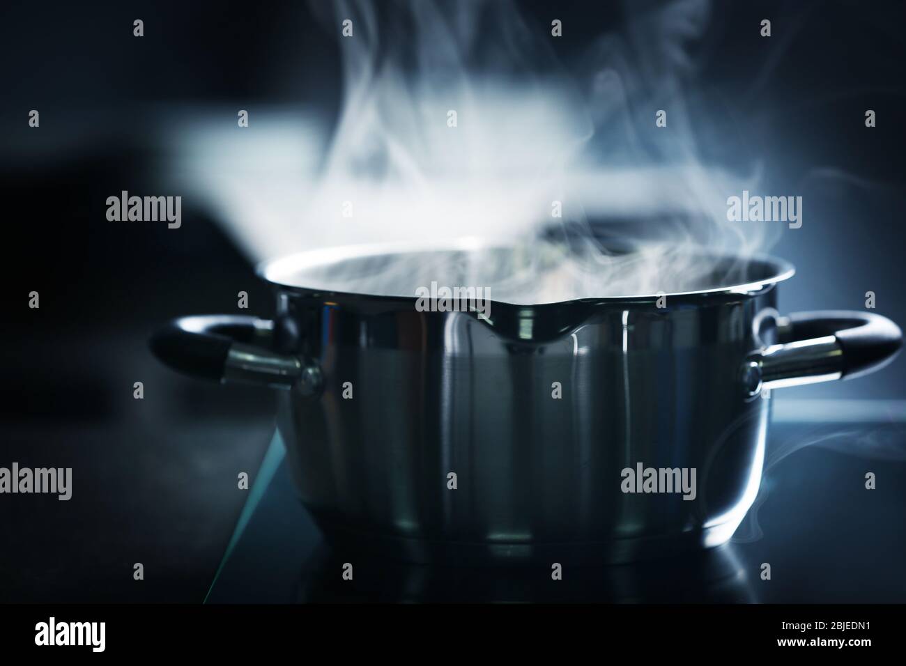 Im Dunkeln über den Topf dampfen Stockfotografie Alamy