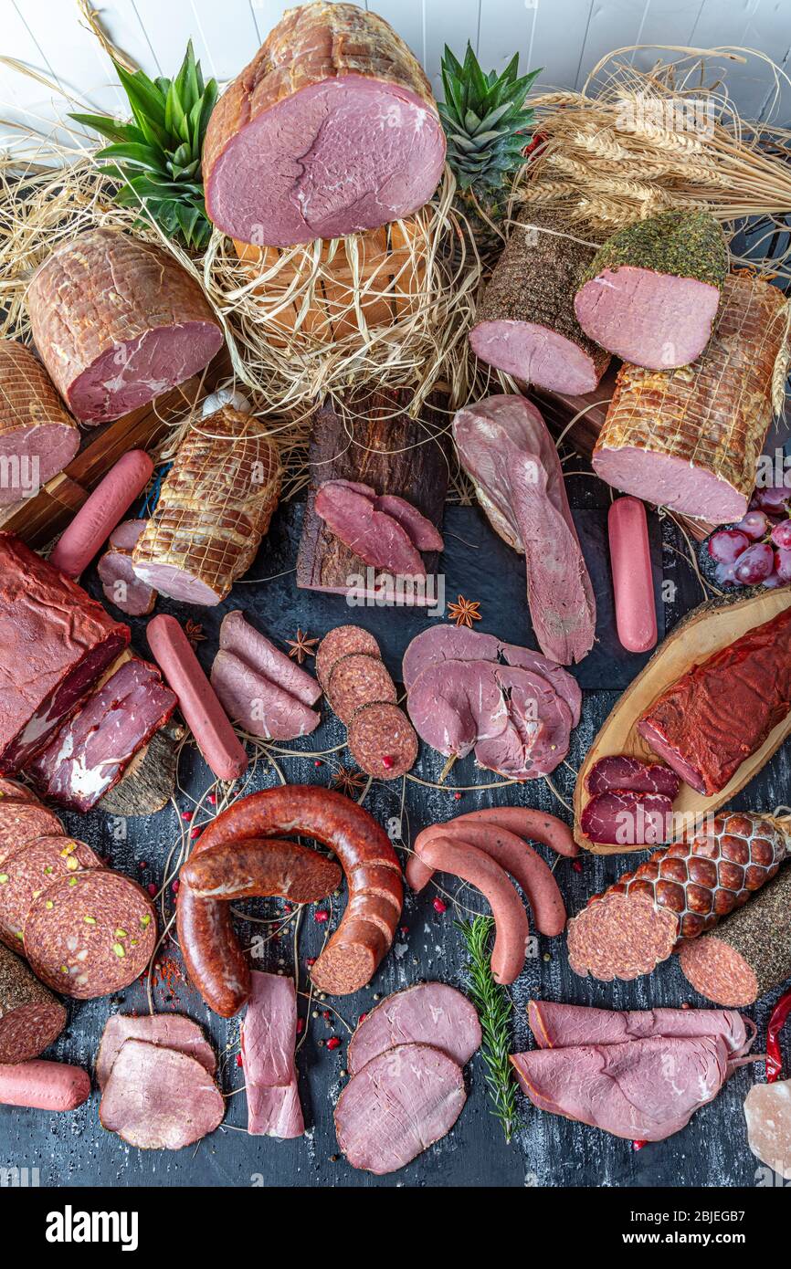Geräucherter Fleisch. Fleisch, Aufschnitt und Würstchen in einer Metzgerei. Auswahl an Wurst, verschiedene Wurstwaren. Stockfoto