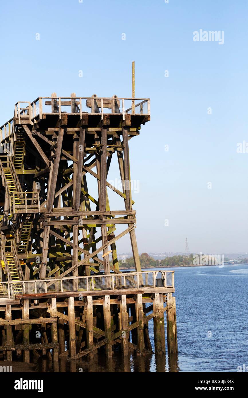 Dunston Staiths am Fluss Tyne in Gateshead, England. Die Holzkonstruktion wurde früher verwendet, um Kohle auf Boote für den Transport zu laden. Stockfoto