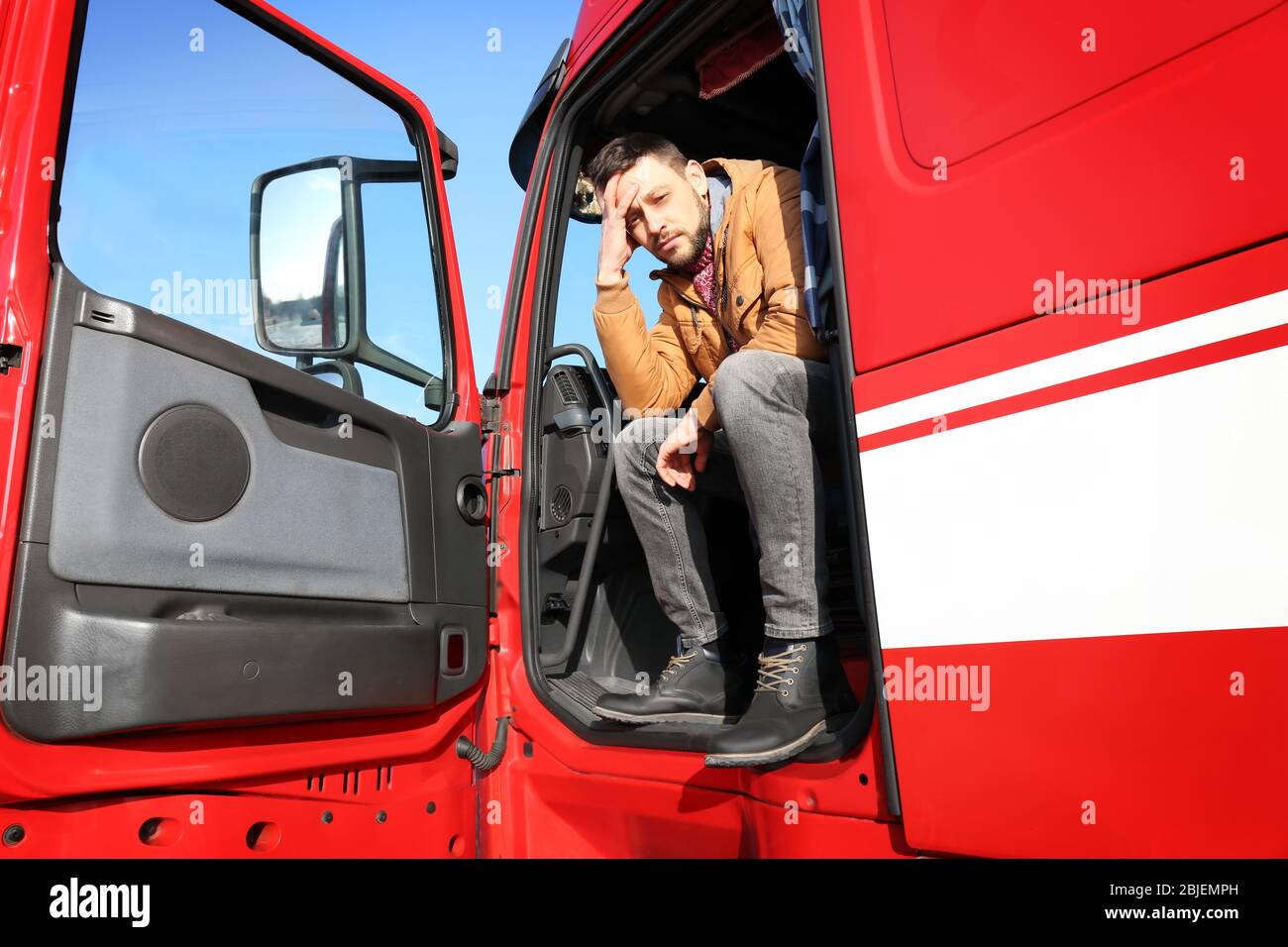 Fahrer in der Kabine des großen modernen LKW Stockfotografie - Alamy