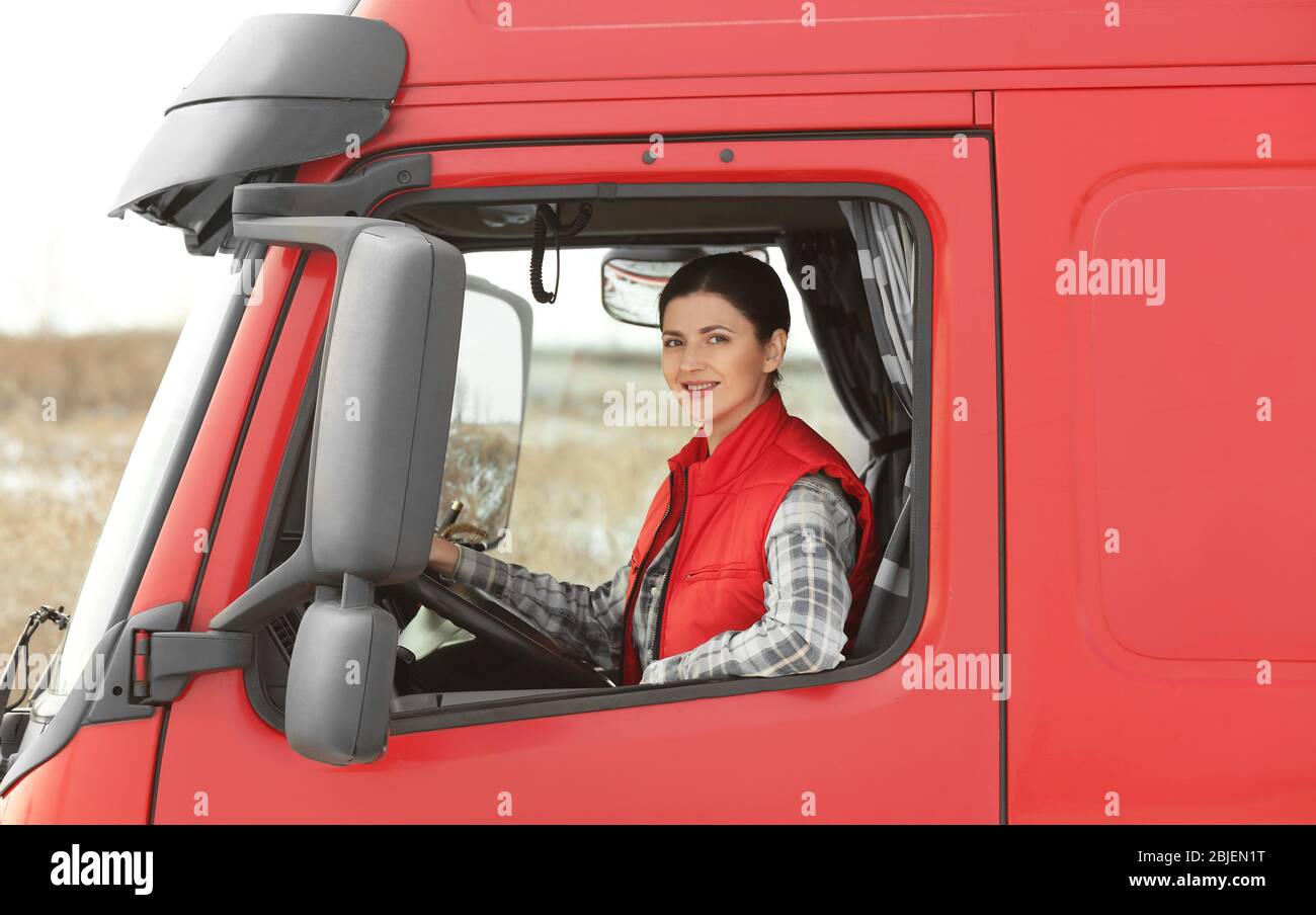 Junge Frau fahren große moderne LKW Stockfoto