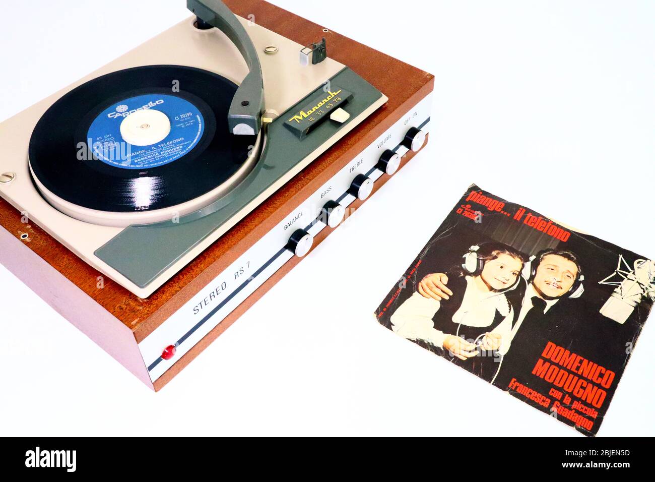 DOMENICO MODUGNO mit FRANCESCA GUADAGNO, Piange... il Telefono, 1975 Vinyl Record CAROSELLO/RICORDI Label auf 1966 MONARCH Record Player Stockfoto