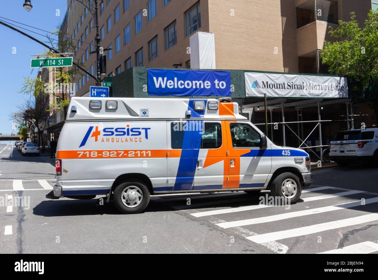 Ein Krankenwagen, der zu einem privaten Notdienst namens Assist Ambulance Services gehört, der vor dem Berg Sinai Morningside Heights steht Stockfoto