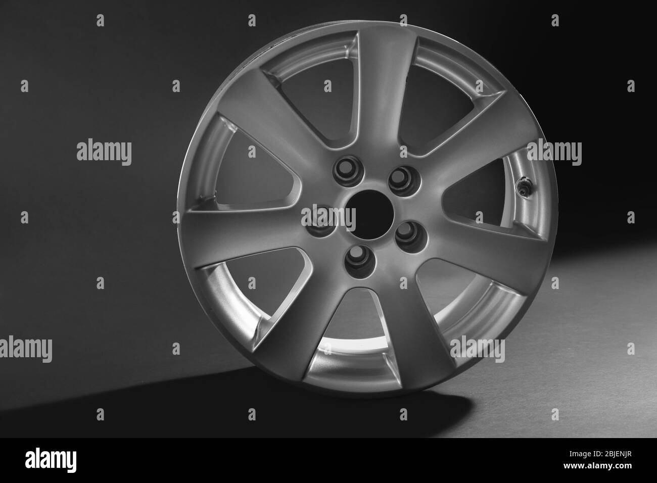 Autorad auf dunklem Hintergrund Stockfoto