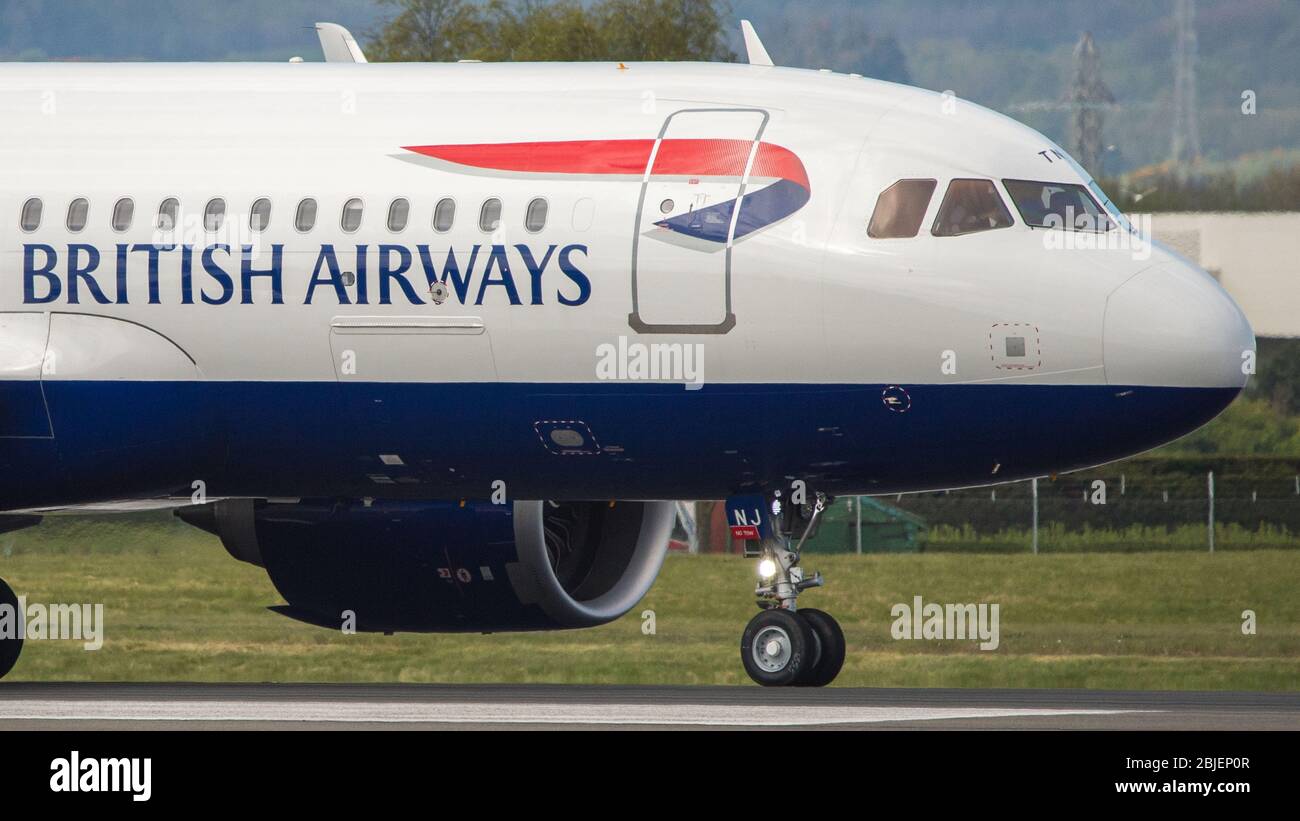 Glasgow, Großbritannien. 28. April 2020. Bild: Ein British Airways Flug von London Heathrow kommt in Glasgow an, das heute während der Coronavirus (COVID-19)-Krise eine von nur wenigen Linienflügen nach Glasgow ist. Bis heute hat British Airways eine Ankündigung gemacht, in der fast 12,000 Mitarbeiter auf die Pandemie reagiert haben, die jede große Fluggesellschaft getroffen hat und einige aus dem Geschäft herausgebracht hat. Quelle: Colin Fisher/Alamy Live News. Stockfoto