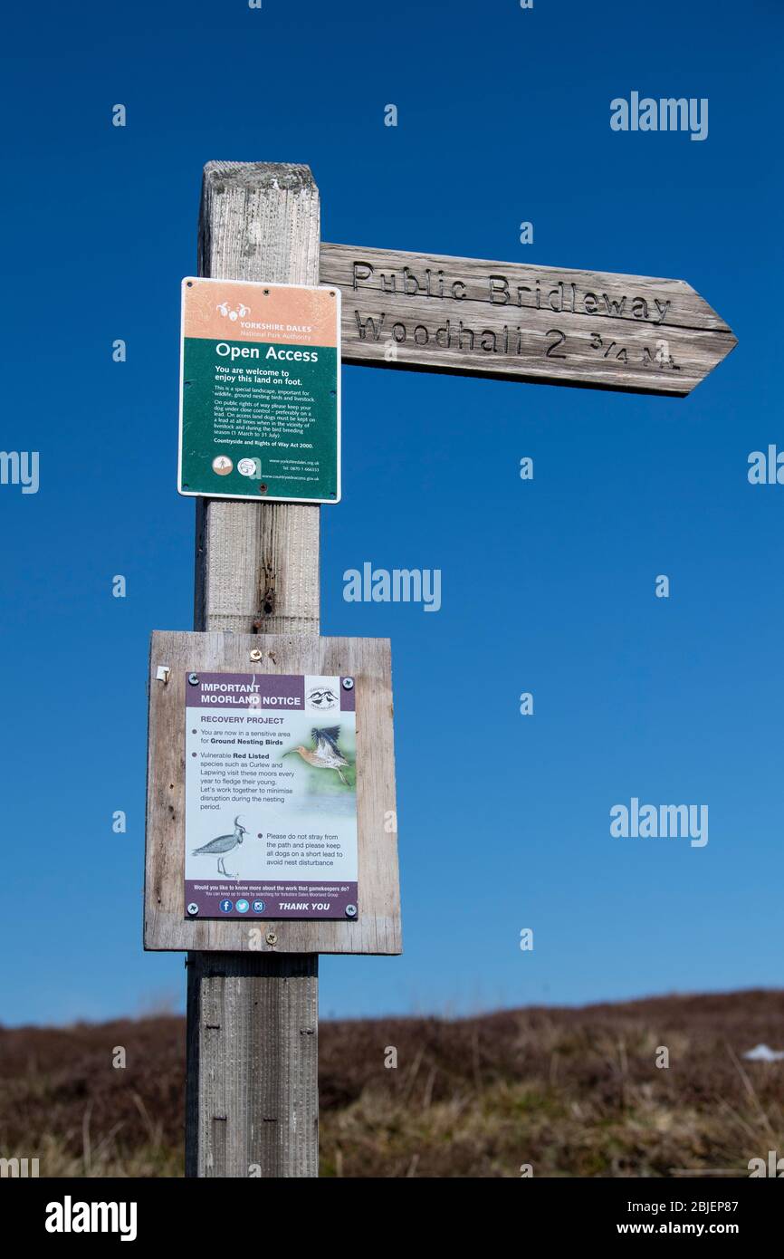 Schild mit dem Brückenweg über einem Moor in Wensleydale, North Yorkshire, der Besucher darauf hinweist, die nistenden Vögel nicht zu stören. Yorkshire Dales National Park, Großbritannien. Stockfoto